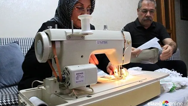 Evden sağlıkçılar için gönüllü olarak maske dikiyor