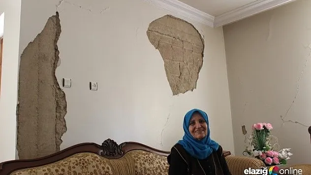 Evi hasarlı olmasına rağmen &quotevde kal&quot çağrısına uyuyor