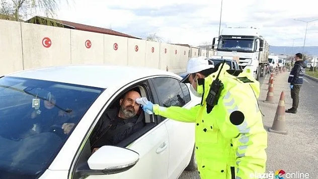 Gelen her araç kontrol edilip, sürücü ve yolcuların vücut ısıları ölçülüyor