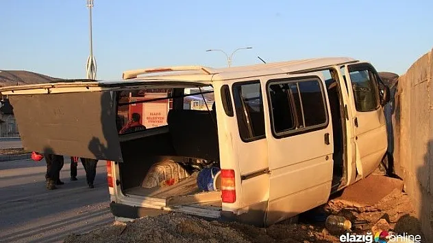 İşçi servisi beton bloka çarptı: 9 yaralı