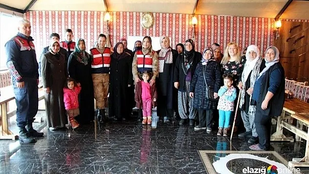 Kadın Astsubaylar Depremzede Ailelerin Yaralarını Sarıyor