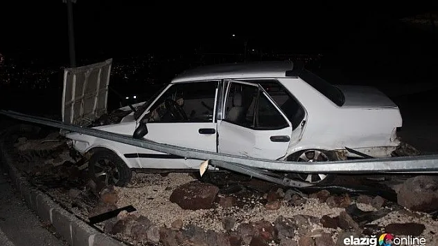 Otomobil bariyere çarptı: 3 yaralı