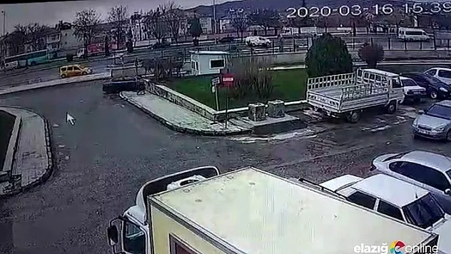 Otomobilin güvenlik kulübesine girdiği anlar kamerada