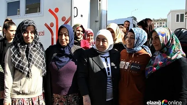 Semiha Yıldırım, Elazığ'da depremzedeleri ziyaret etti