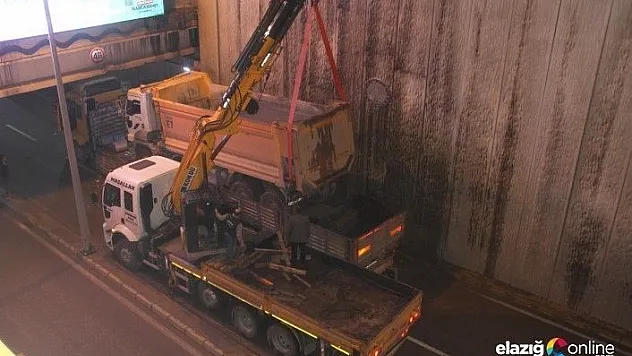 Tır üzerindeki kamyon alt geçide sıkıştı, vinç yardımıyla kurtarıldı