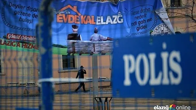 Uyarılar dinlenmeyince, polis meydanı barikatla kapattı