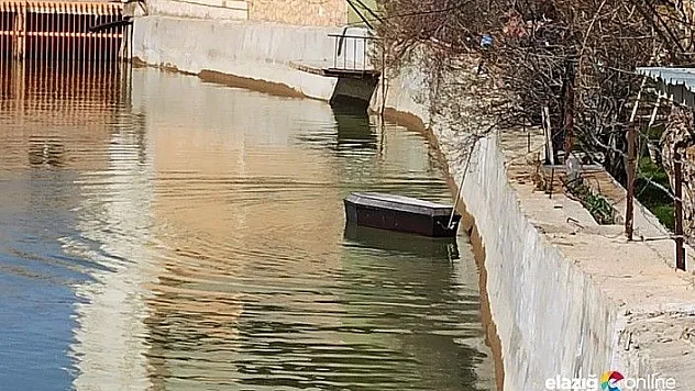 Bayburt'ta ilginç görüntü, yüzen tabutlar!