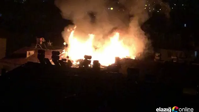 Elazığ'da bir binanın çatısında yangın çıktı