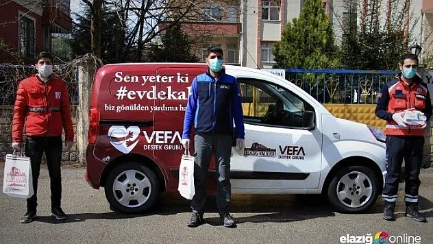 Elazığ'da evde kalan gençlere &quotKitap&quot servisi