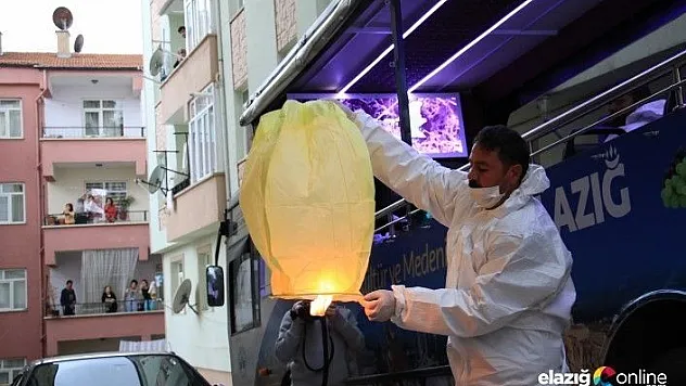 Elazığ'da evdeki gençlere Kürsübaşılı sürpriz doğum günü