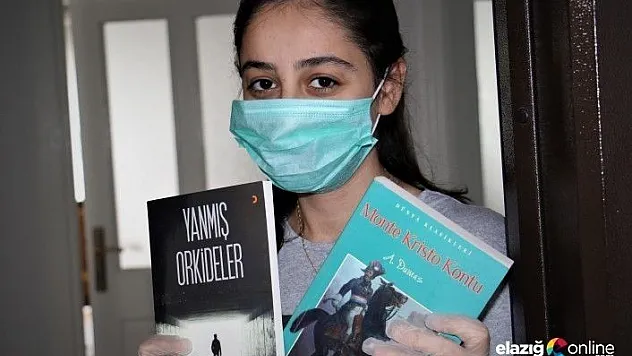 Evden çıkamayan gençler kitap okuyarak zaman geçiriyor