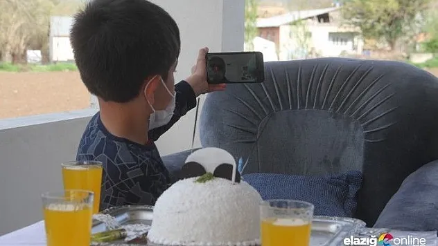 Fedakar sağlıkçılar, çocuklarının doğum gününü &quotOnline&quot kutladı