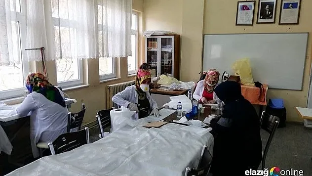 Gönüllü kadın usta öğreticiler, maske üretimine başladı