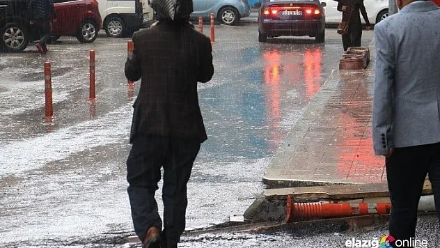 Hazırlıksız yakalanan vatandaşlar, poşetle korunmaya çalıştı