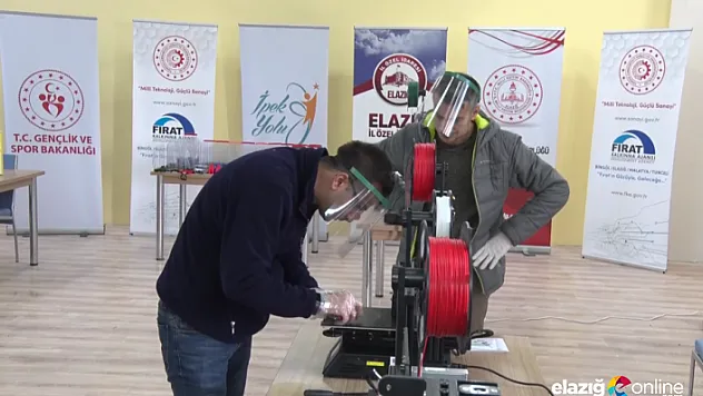 İpek Yolu Gençlik Merkezi'nde Koruyucu Yüz Kalkanları Üretiliyor