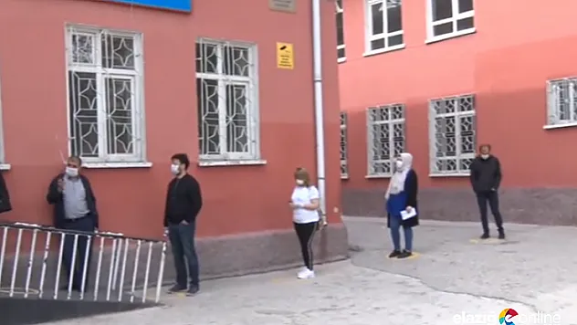 İzin belgesi almak isteyenler Namık Kemal İlkokulunun yolunu tuttu