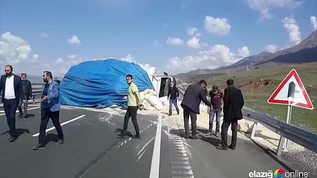 Kamyon Devrildi! Karayolu Trafiğe Kapandı