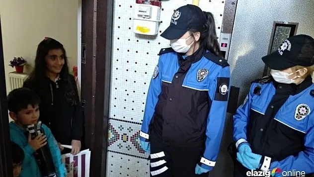 Kitaplar polisler tarafından kapı kapı gezilerek çocuklara ulaştırılıyor
