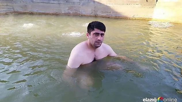 Köyüne dönen genç adam, jeotermal suya girerek kendini koruyor