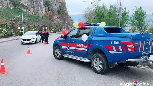 Mehmetçik, araçlarını süsledi çocukları sevindirdi