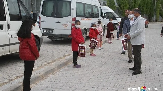 Sosyal mesafe kurallı, öğrencilere kitap hediye edildi