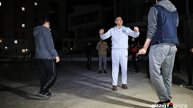 Sağlıkçılardan Elazığ'a özgü, davullu klarnetli sosyal mesafeli sahur halayı