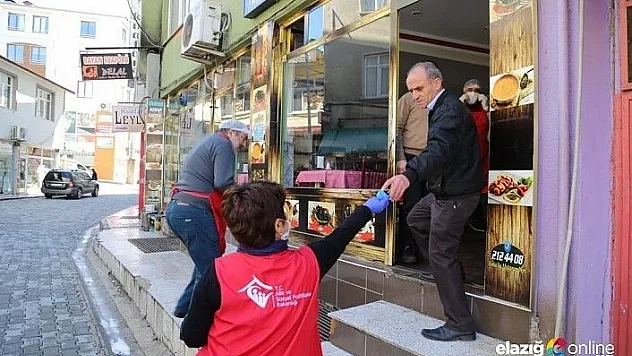 Tunceli'de ücretsiz maske dağıtımı