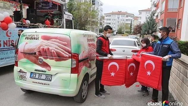 Vefa Sosyal Destek Ekipleri, Çocuklara Bayrak Dağıttı