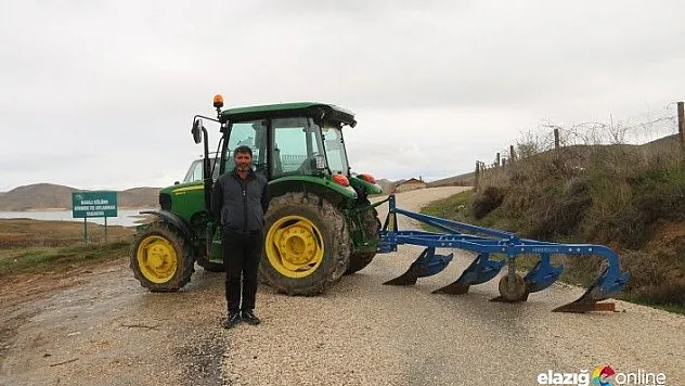 Yolu traktörüyle kapatıp giriş çıkışları kontrol altına aldı