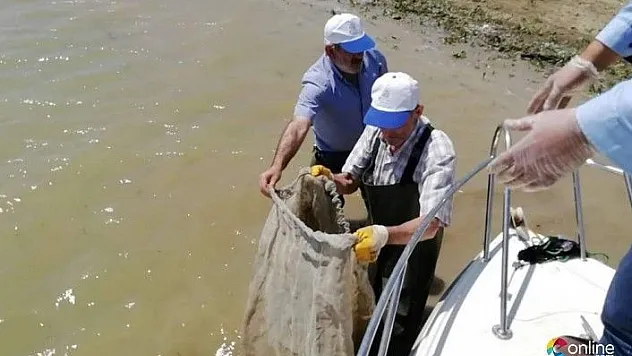 Elazığ'da bin metrelik kaçak balık ağı toplanarak imha edildi