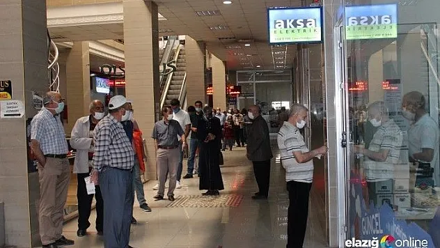 Elazığ'da vatandaşın elektrik faturası kuyruğu