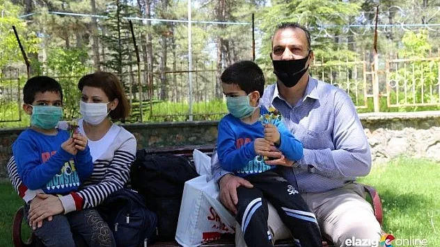 Elazığ'da 5 yaşındaki ikizler 4 saatlik izinde doyasıya eğlendi