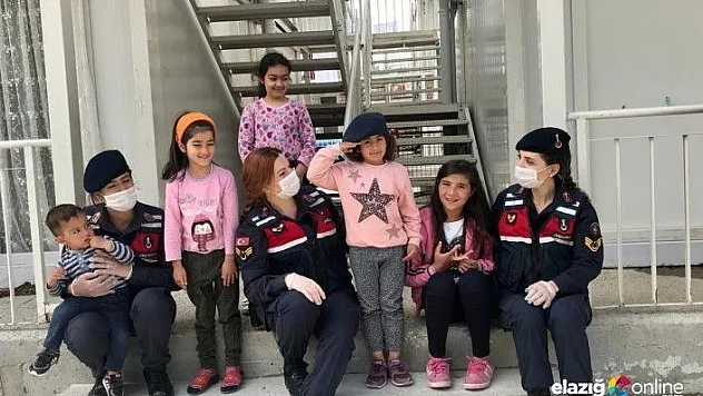 Mehmetçik'ten depremzede çocuklara şefkat