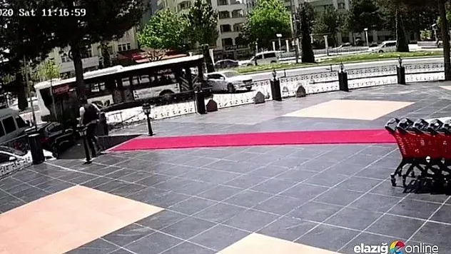 Otobüs otomobili sürükledi, o anlar kameraya yansıdı