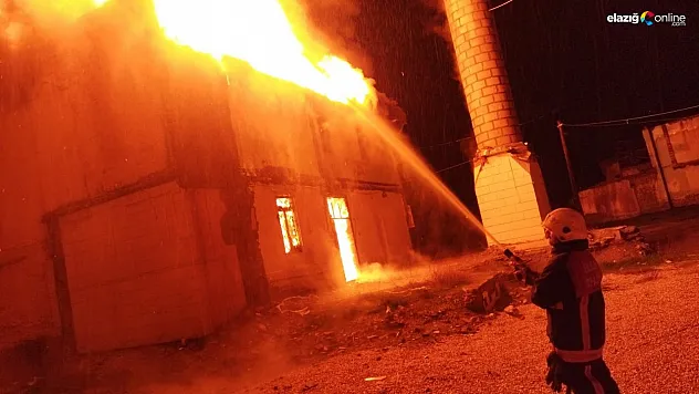 300 yıllık tarihi cami yanarak kullanılmaz hale geldi