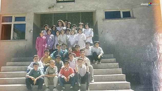 Anılarla Dolu Duygusal Buluşma: Elazığ'da 1993 Mezunları Öğretmenleriyle Kucaklaştı!