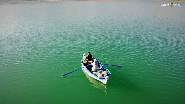 Hazar Gölü'nün balıkçı çifti! 33 yıllık eşiyle 15 yıldır sırt sırta vererek balık avına çıkıyor