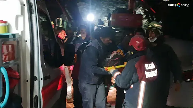 Enkazın altında bir kardeş eli!