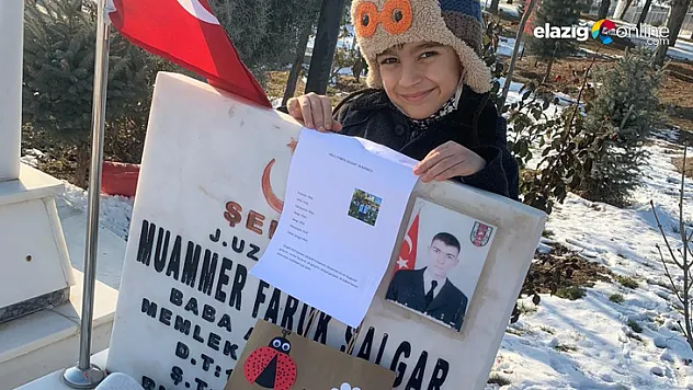 5 yaşındaki Halil Eymen, ilk karnesini babasının kabrine götürdü