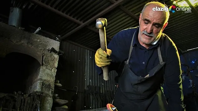 62 yaşında, 45 yıldır ekmeğini demire şekil vererek kazanıyor
