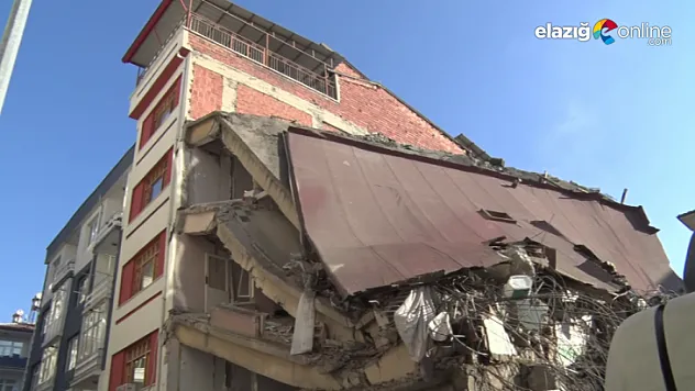 Ağır hasarlı bina yıkılırken, yanında bulunan apartman da zarar gördü