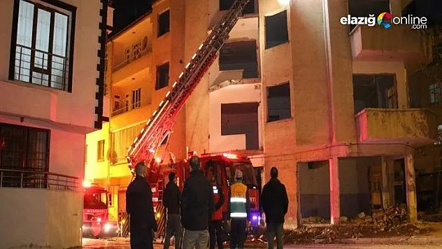 Ağır hasarlı binada çıkan yangın itfaiye ekipleri tarafından söndürüldü