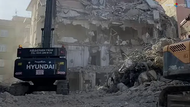 Ağır hasarlı binaların yıkımı sürüyor