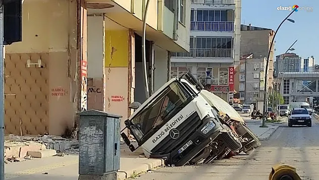 Temizlik aracı geçerken yol çöktü!