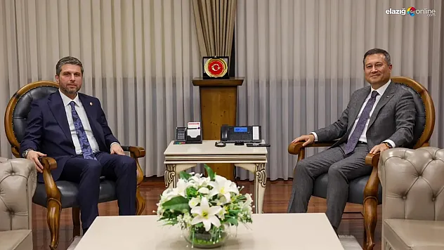 Nazırlı'nın Ankara mesaisi sürüyor: Elazığlı Genel Müdürden Nazırlı'ya imzalı hediye