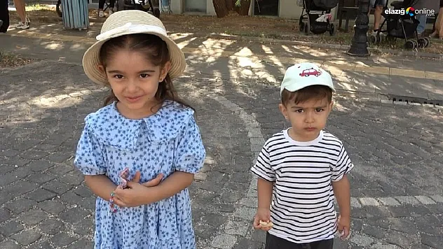 Anne ve babaları içeride ter dökerken çocuklar dışarıda bekledi