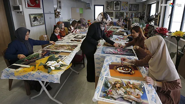 Anne ve çocukları açılan kursta dekoratif ürünler yapıyor