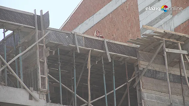 Annesinin intihar teşebbüsünü gözyaşları içerisinde izledi