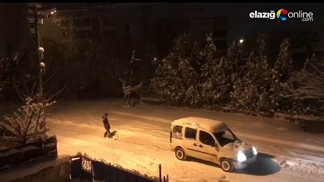 Aracın arkasına bağladığı iple karda kayak keyfi