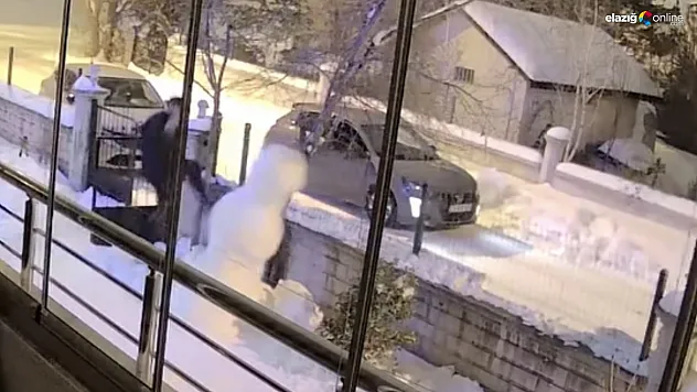 Önce tekmeledi, yıkılmayınca elleriyle devirdi